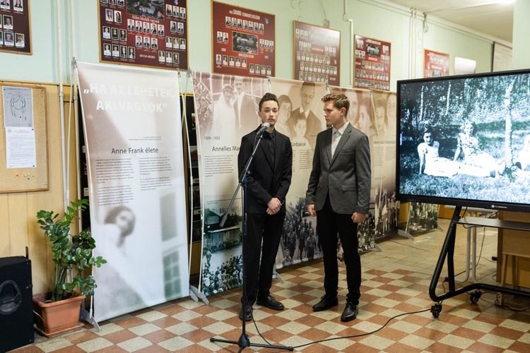 „Ha az lehetek, aki vagyok” – Anne Frank vándorkiállítás a Savariában