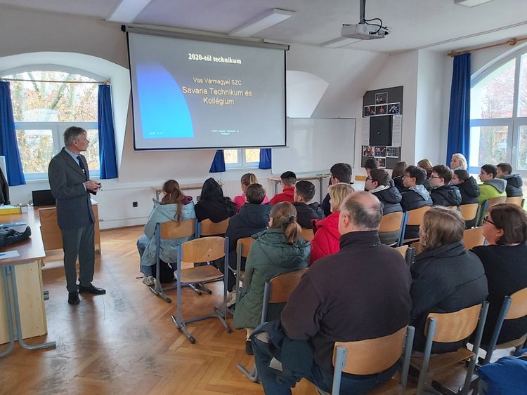 Pót nyílt nap + Derkovitsosok látogatása